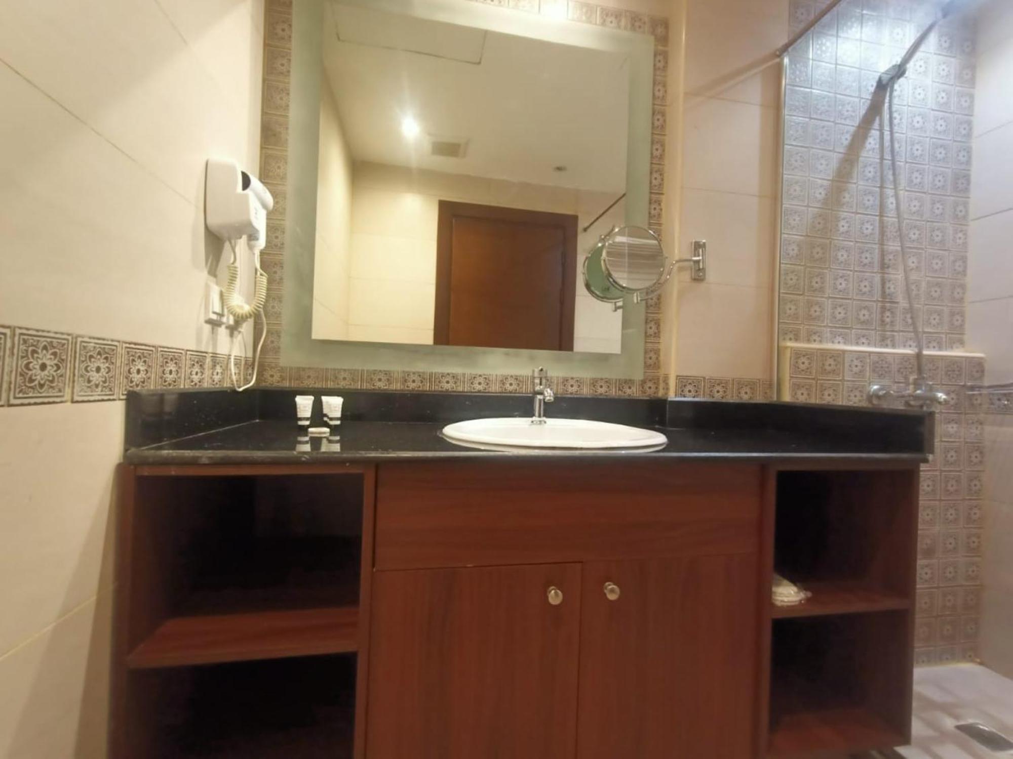 Quiet Jeddah Al Hamra Hotel Ngoại thất bức ảnh